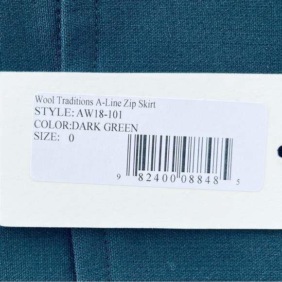 NWT! sea NY
Wool Traditions 
A-Line Zip Skirt 
DK GREEN w/ satin lining Size 0 - Picture 13 of 16